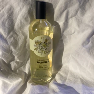 Moringa body mist  - Body mist från The Body Shop aldrig använd och har ingen användning för den. Den kostar i vanliga fall 145 kr på The body shop. 