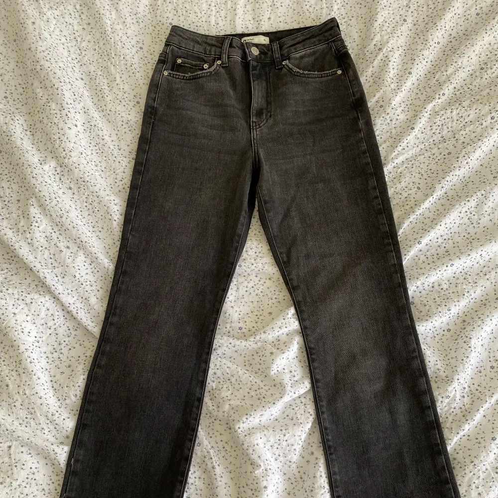 Svarta/gråa raka jeans från gina! korta i modellen med lite slitningar längst ner!💕 De är i storlek 36 men är lite små i storleken!. Jeans & Byxor.