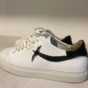 Axel Arigato  - Dessa skor är för små för mig. Använt 3 ggr. I väldigt bra skick. Ordinariepris 2600kr