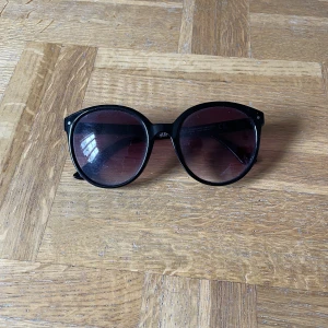 Solglasögon - Svarta solglasögon från H&M, använda men i gott skick. 