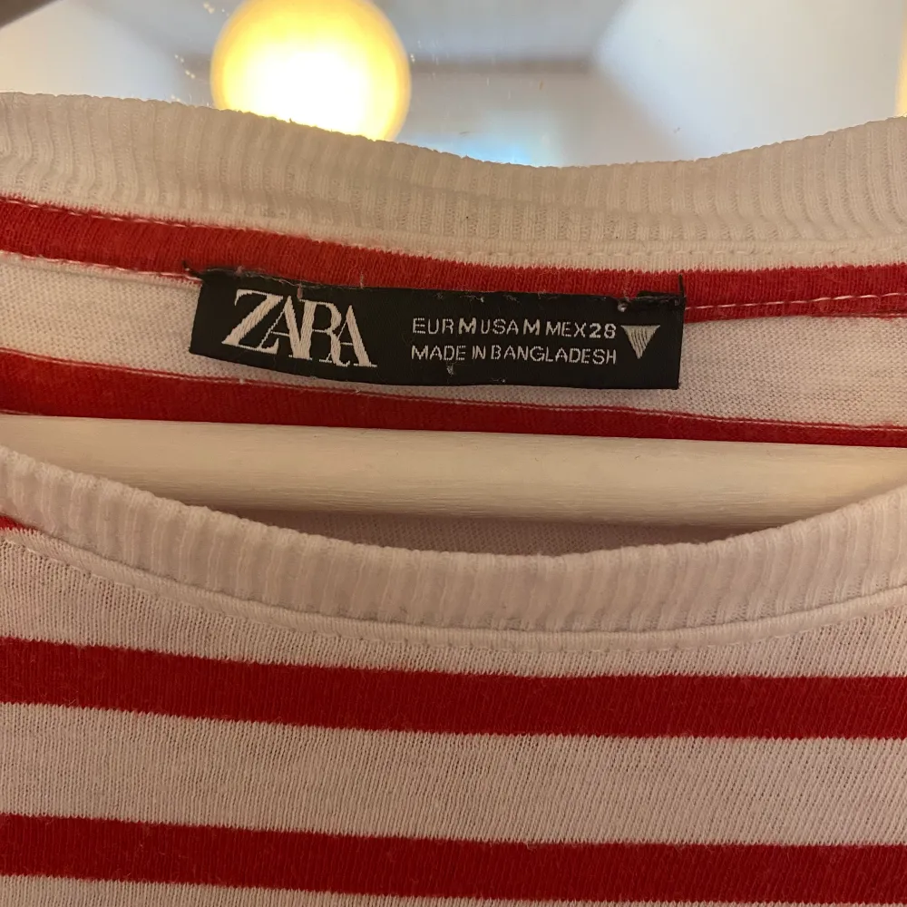 Jättefin röd och vit randig t-shirt från Zara! Storlek M men skulle säga att den passar s/m🥰Pris 25kr + frakt🫶🏼. T-shirts.