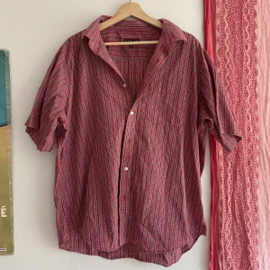 Kortärmad skjorta - Rödrutig kortärmad skjorta. Väl använd.