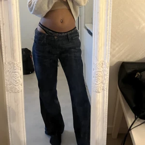 Jeans - Lågmidjade skit snygga jeans som är lite stora för mig innerbensmått 69❤️❤️ Bra skick🌸