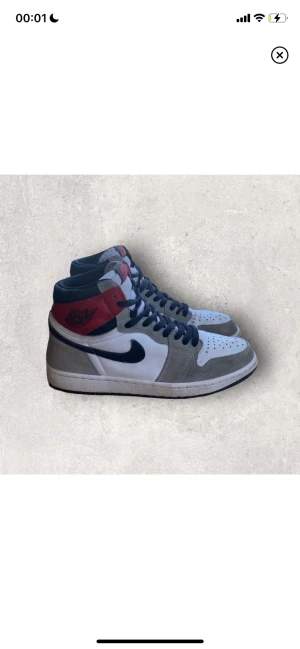 Jordan 1 High Light Smoke grey - Skick 8.5/10, fint skick! Storlek 44. 100% äkta, köpta från SNS. Kan mötas upp i Täfteå eller frakt mot fraktkostnad! Skriv ett DM vid intresse eller funderingar, priset är ej hugget i sten och kan diskuteras vid snabb affär! 50+ recensioner finns