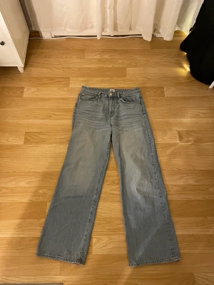 Blåa högmidjade jeans  - Ljusblåa högmidjade jeans köpa på lager 157😚