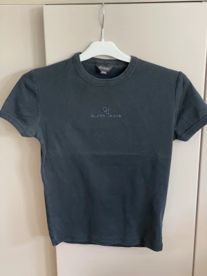 T-Shirt S - Storlek L men liten som S Mörkare svart än på bilden 