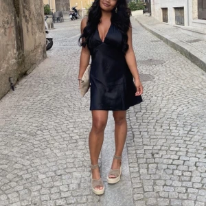 Svart sidenklänning - Super snygg och sexig halsterneck klänningen i storlek xs/s. Säljer för 275 inkl spårbart frakt ✨