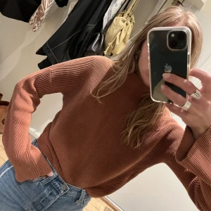 Rostfärgad tröja från & Other Stories - Rostfärgad tröja från & Other Stories i fint skick 