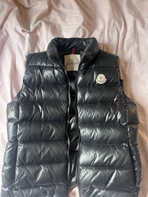 Moncler väst  - Säljer nu min moncler väst, självklart äkta!🤍 jätte fint skick. Storlek 2, 3500kr + frakt!  Bara och skriva om ni har några frågor❣️