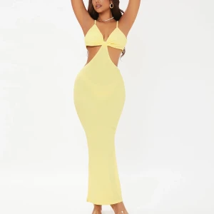 Gul klänning i strl XS - Gul våfflad klänning med rysch i stretchigt material strl XS, passar även S. Oanvänd. 