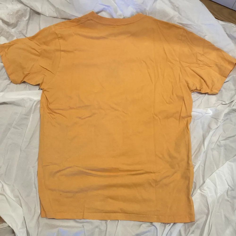 Teddy Fresh tröja i gott skick och använd 1-2 gånger. Köpt 2019 Storlek L. I orange färg. Skjortor.