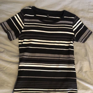 Randig Topp - Säljer pga kommer inte till användning. Stretchig material, ribbad.