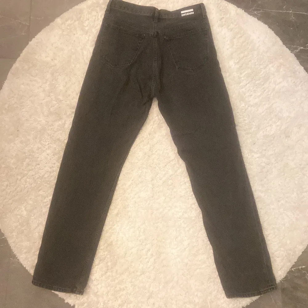 Säljer ett par svart starightleg jeans från DRDENIM i storlek W29/L32. Jeans & Byxor.