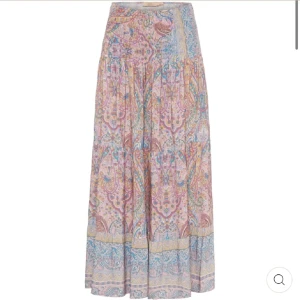 Lång kjol - Säljer denna super fina lång kjolen!! Aldrig använd lappen finns kvar💗💗 Lägger upp igen pågrund av oseriös köpare! BUDGIVNING SLUTAR LÖRDAG