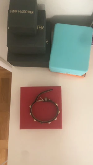 Säljer mitt Valentino armband  - Säljer mitt fina valentino armband i beige/rosa färg. Änvämt men i gott skick. Nypris 2995kr❤️