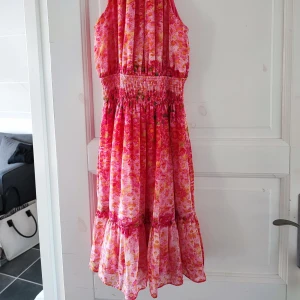 Zara klänning Strl. S - Halterneck med öppning i ryggen