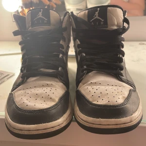 Jordans  - Säljer mig brosas gamla jordans då ja inte vill ha dom. Storlek på skorna e 42. Kan inte så mycket om skor ja ja vet inte riktigt vilka skor av jordans det e.😂🫣