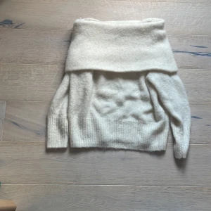 Stickad vit tröja  - Stickad vit tröja från H&M i storlek M som går över axlarna helt oanvänd.