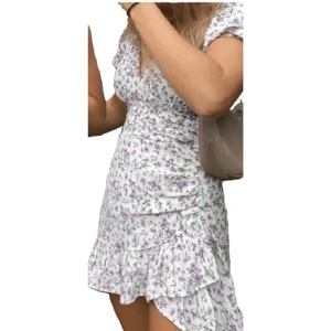 Klänning  - Supersöt klänning att ha till sommaren. Den har knappt kommit till användning och är i fint skick! 🤍🌸 ( första bilden är lånad ) 