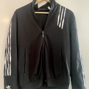 Adidas original Danielle Cathari jacket  - Använd ett fåtal gånger, i nyskick. Stl M