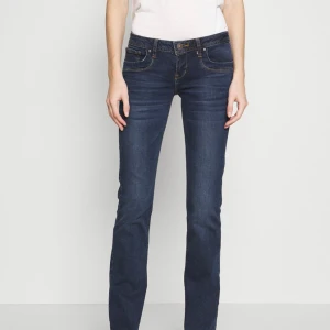 Mörkblåa jeans - LTB - Jötte fina lowrice bootcut jeans från LTB, använda 1 gång💕  Inte mina bilder