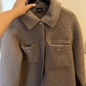 Jacka veromoda  - Beige/brun jacka från veromoda sparsamt använd 😁storlek M 