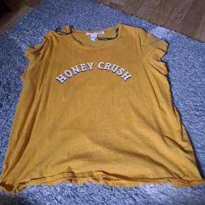 Gul t-shirt  - Använt skick. För mer info skicka pm. Köparen står för frakten. Ansvarar inte för paketet under frakt. 