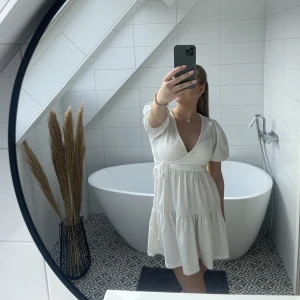 Klänning - Säljer denna fina klänning från Gina tricot som knappt är använd! 