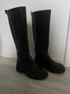 Stövlar från NAKD  - Stövlar från nakd, enbart andvänt en gång. Dom är i det lite mer mattare materialet och är väldigt sköna att ha på sig.