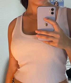 Lavendel topp - Ett gulligt ljust linne, bekväm och bra skick. Avklippt vid magen 