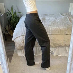Lowwaist kostymbyxor - Superfina lowwaist kostymbyxor💗 Köpta här på plick, bilderna är lånade från henne💖 Skulle säga att de passar någon mellan 175-180cm lång💞