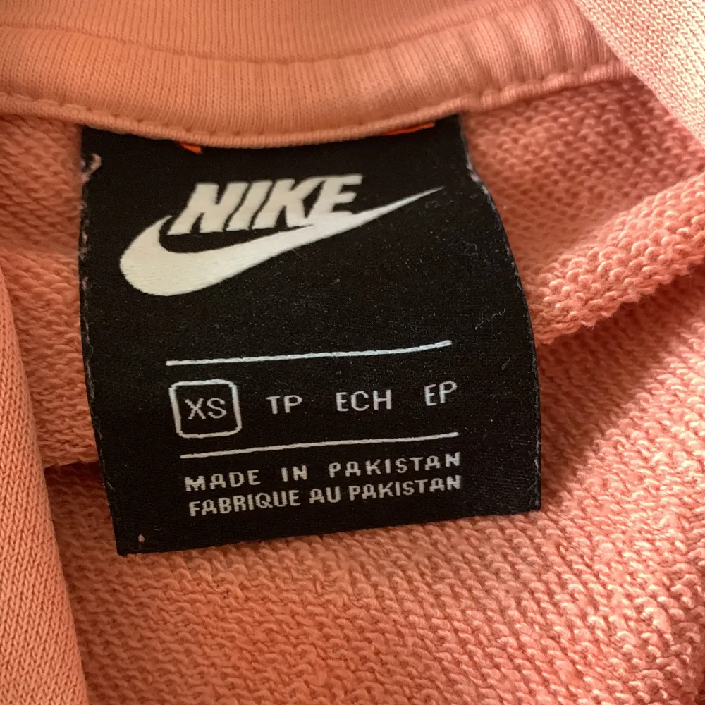 En rosa Nike hoodie köpt för ca två år sedan💕 orginalpris 300kr💕. Hoodies.