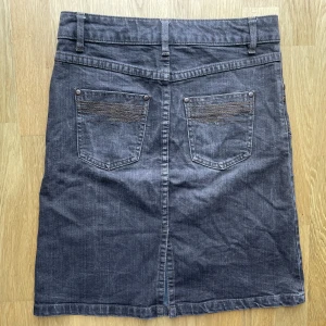 Kjol - SÅ söt kjol som säljs då den inte kommit till användning ❤️❤️ fina detaljer på baksidan och i bra skick