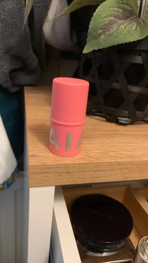 Caia rouge  stick  - Säljer detta stick rouge så snyggt bara provad kommer i orginal kartong 