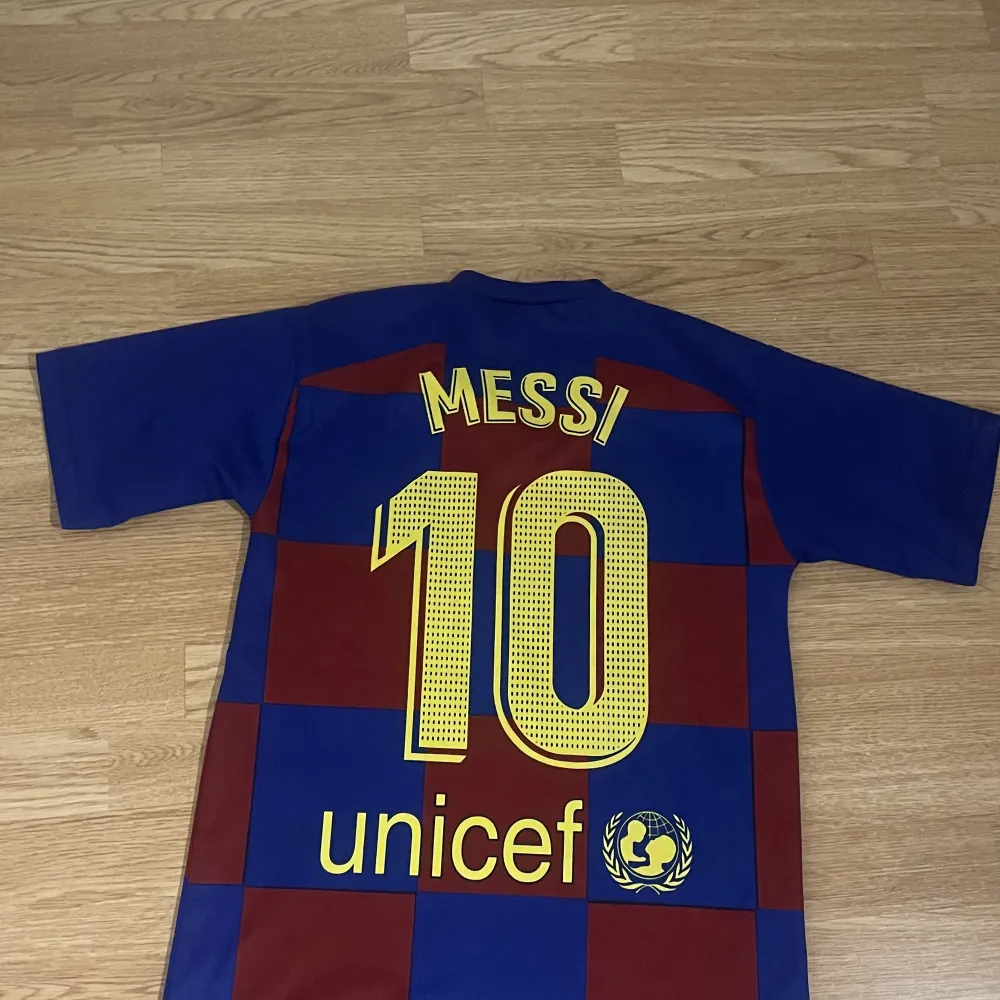 Jätte fin Barcelona T-shirt med Messi på ryggen, svalt material och perfekt nu på sommaren!💕. T-shirts.