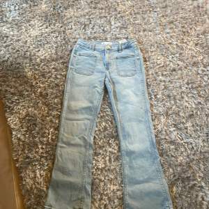 Hej! Jag säljer mina zara jeans just nu med fickor där framme , dessa byxor är såå sköna men tyvärr har de blivit lite för korta , dessa köptes i april så de är i nyskick då jag inte använt dom super mycket. As snygga o bra kvalitet❤️nypris: 279kr