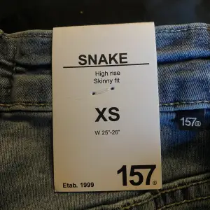 Säljer dessa nya skinny jeans från lager 157, storlek xs i modellen snake. Färgen syns på andra bilden, köparen står för frakten ❣️