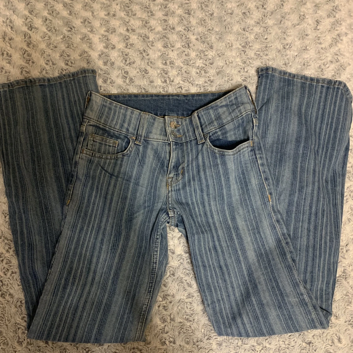 Jeans med ”knappfickor” där bak - 90