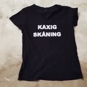 Kaxig skåning tröja  - Tröjan är ungefär ett år gammal, inga hål, Texten är i bra skick och den är bekväm att ha på sig. Speciellt att sova i
