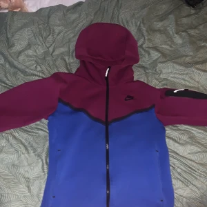 Nike tech fleece  - Den är i bra skick jag har inte använt den så mycket fickor och allt är bra  