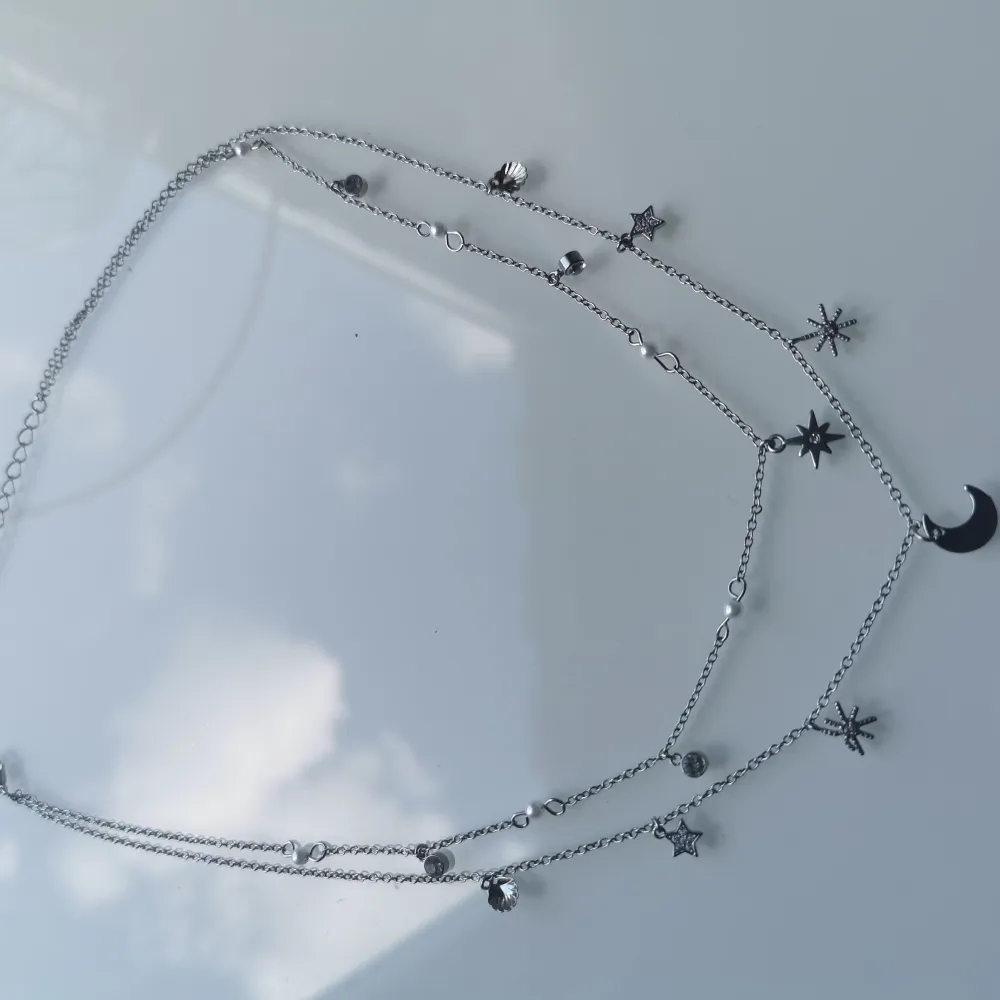 Halsband med måne, stjärnor och stenarnfrpn NAKD  Superfint och typ oanvänt 40 kr . Accessoarer.