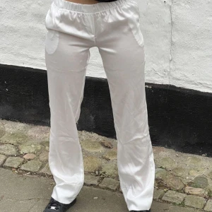 Satinbyxor - Satinbyxor i nyskick! Aldrig använt! Från design by si. Bekväma och snygga! Innerbenslängden är 78 cm.💕💕