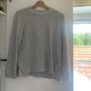 Grå stickad tröja - Fin stickad, passar bra till en sen sommarkväll🫶🏻 strl 164/XS/S från Zara. Priset är ink frakt. Skriv om ni har frågor eller vill ha fler bilder. 🥰