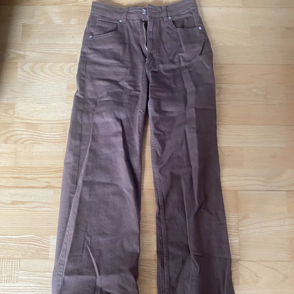 Högmidjade utsvängda bruna jeans från hm, divided. Använd fåtal gånger. Nypris 150kr.. Jeans & Byxor.