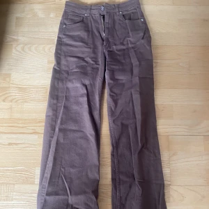 Bruna jeans - Högmidjade utsvängda bruna jeans från hm, divided. Använd fåtal gånger. Nypris 150kr.