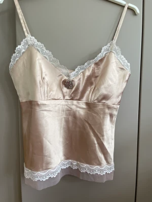 Linne S ny St. Tropez - Ny linne med prislappen kvar  Dock liten reva på bild 2