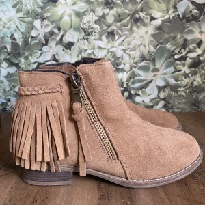 Skor  - Skor i någon låtsasmocca, fransar och dragkedja på. Aldrig använda så är i fint skick :) 