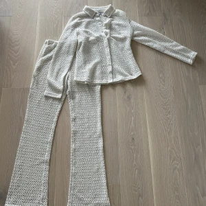 Vitt stickat set - Så fint set från weekday!! Perfekt till stranden osv. Använt några enstaka gånger men väldigt bra skick!! Kan användas var för sig men även ihop som ett set. Storlek M i byxorna och 40 i skjortan. 