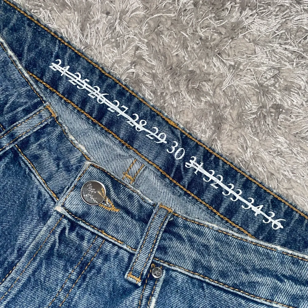 säljer ett par mörkblåa höga jeans från bikbok då dom inte längre kommer till användning. använda få gånger och är i fint skick!. Jeans & Byxor.
