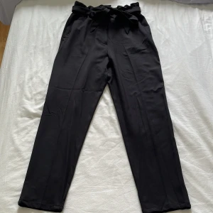 Kostymbyxor  - Kostymbyxor från H&M. Sparsamt använda så i fint skick.